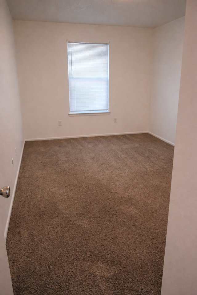 802 Matthew St - Photo 4 of 13