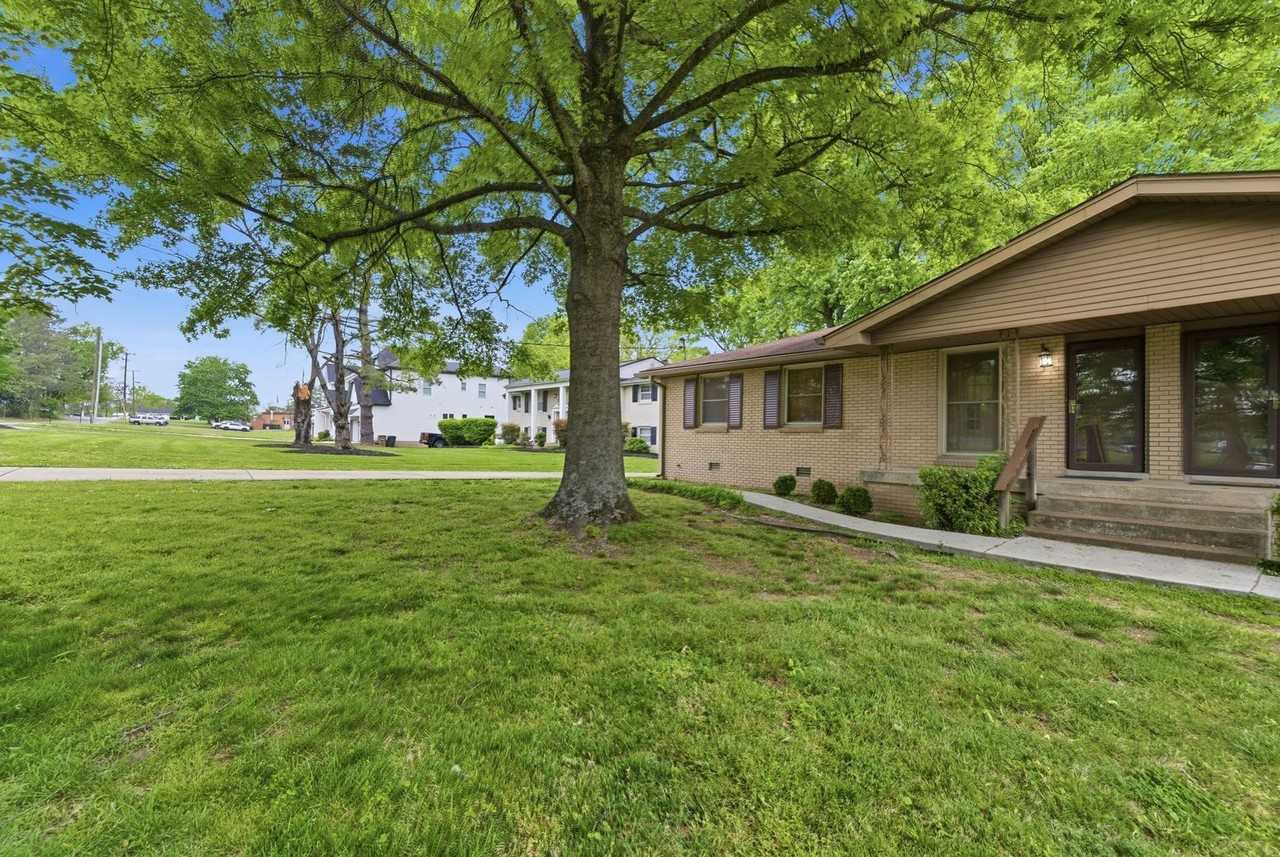 4744 Briarwood Dr - Photo 3 of 28