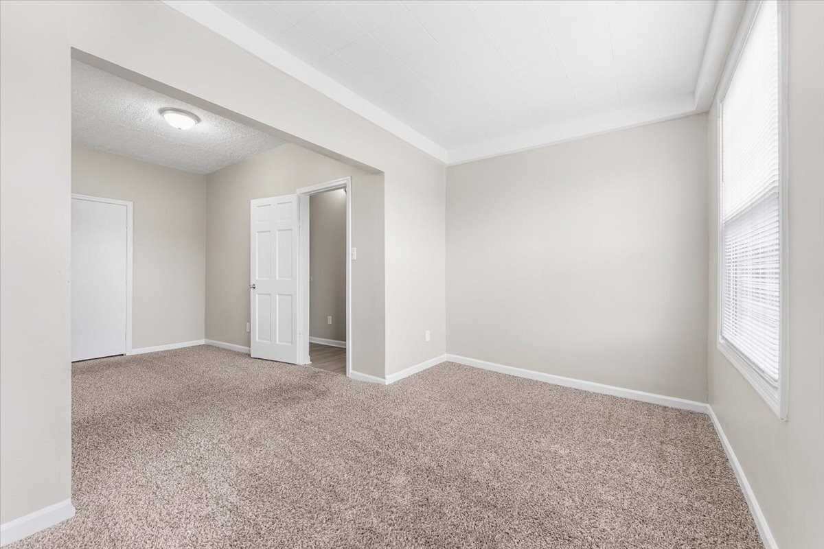 647 Elm St - Photo 4 of 12