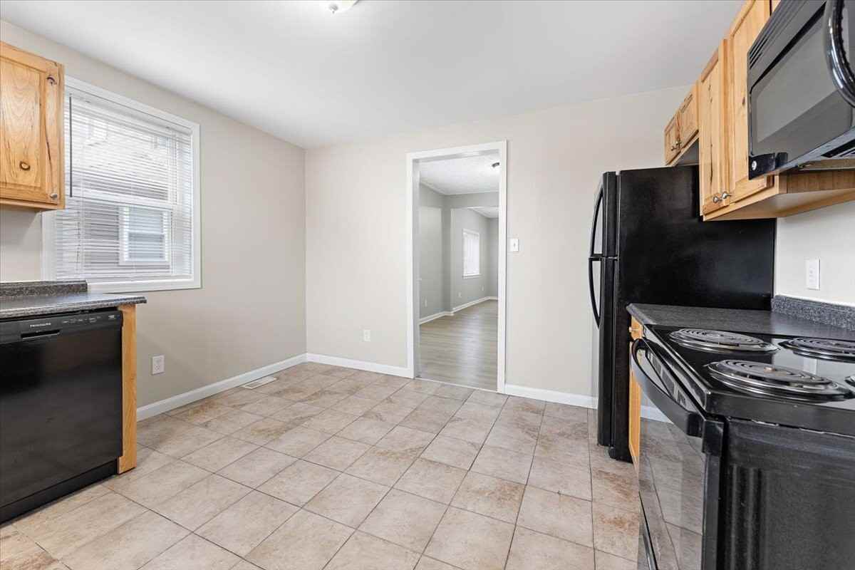 647 Elm St - Photo 5 of 12