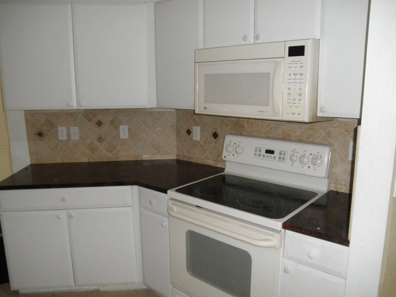 913 Pipers Cay Dr - Photo 3 of 7