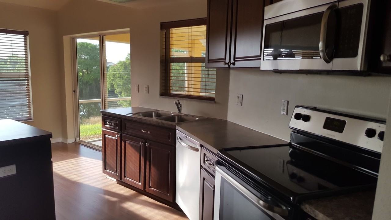 1405 Ne 5th Pl - Photo 7 of 17