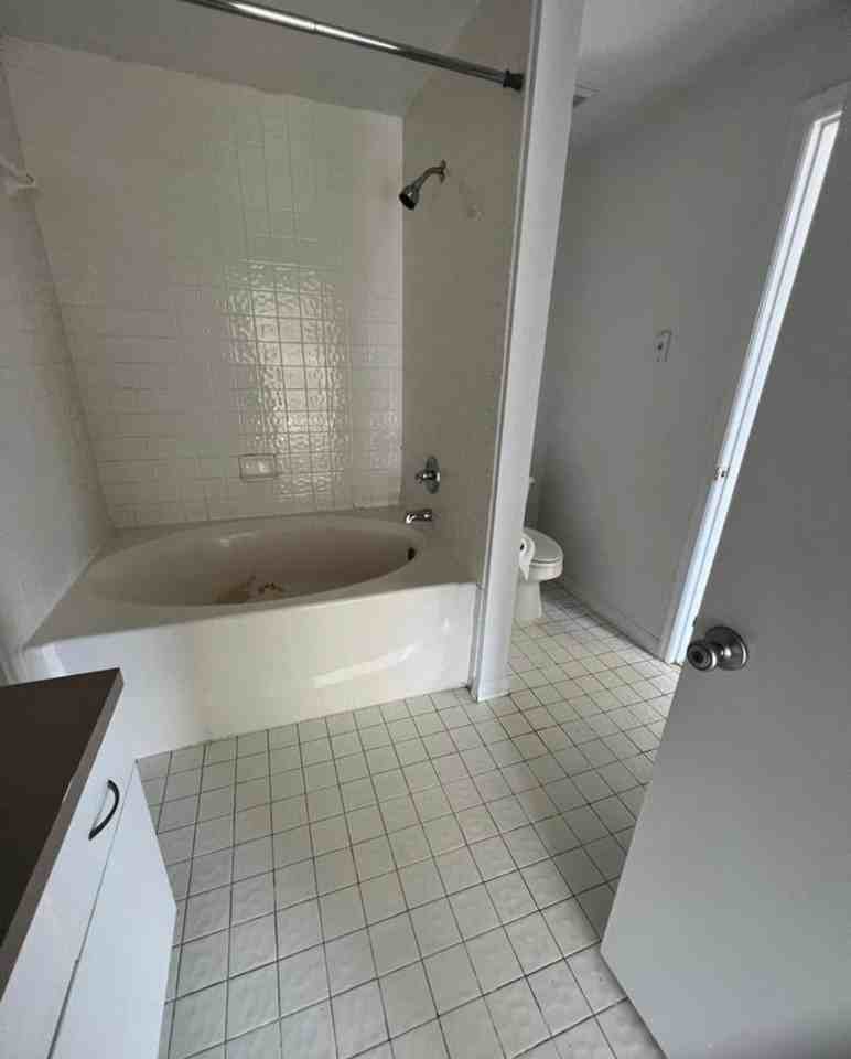 5548 Metrowest Blvd - Photo 4 of 10