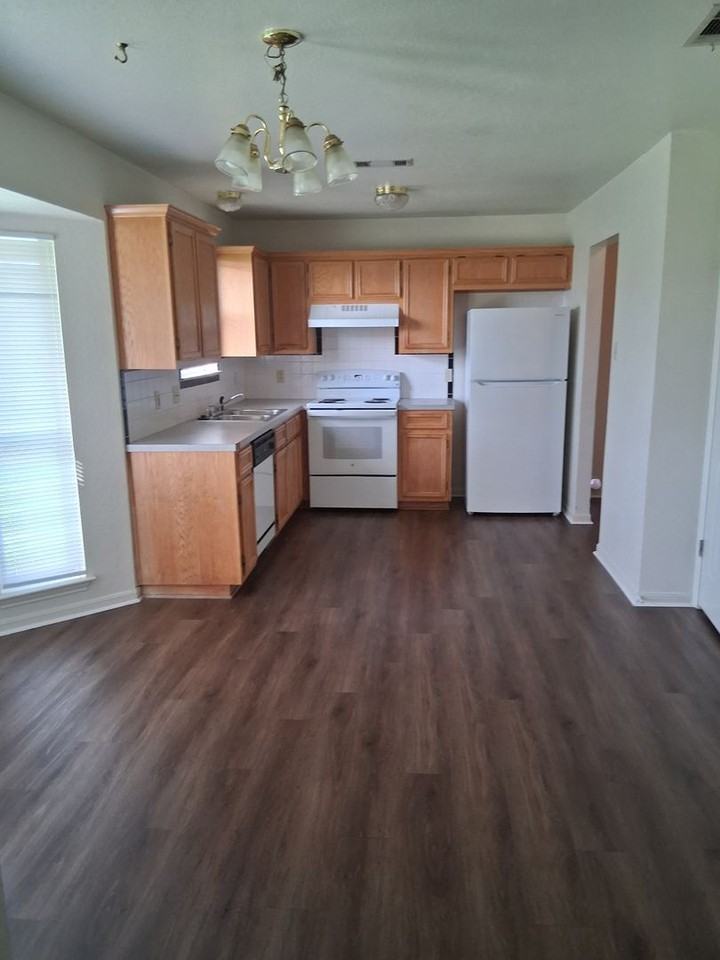 3806 Lone Oak Dr - Photo 4 of 27