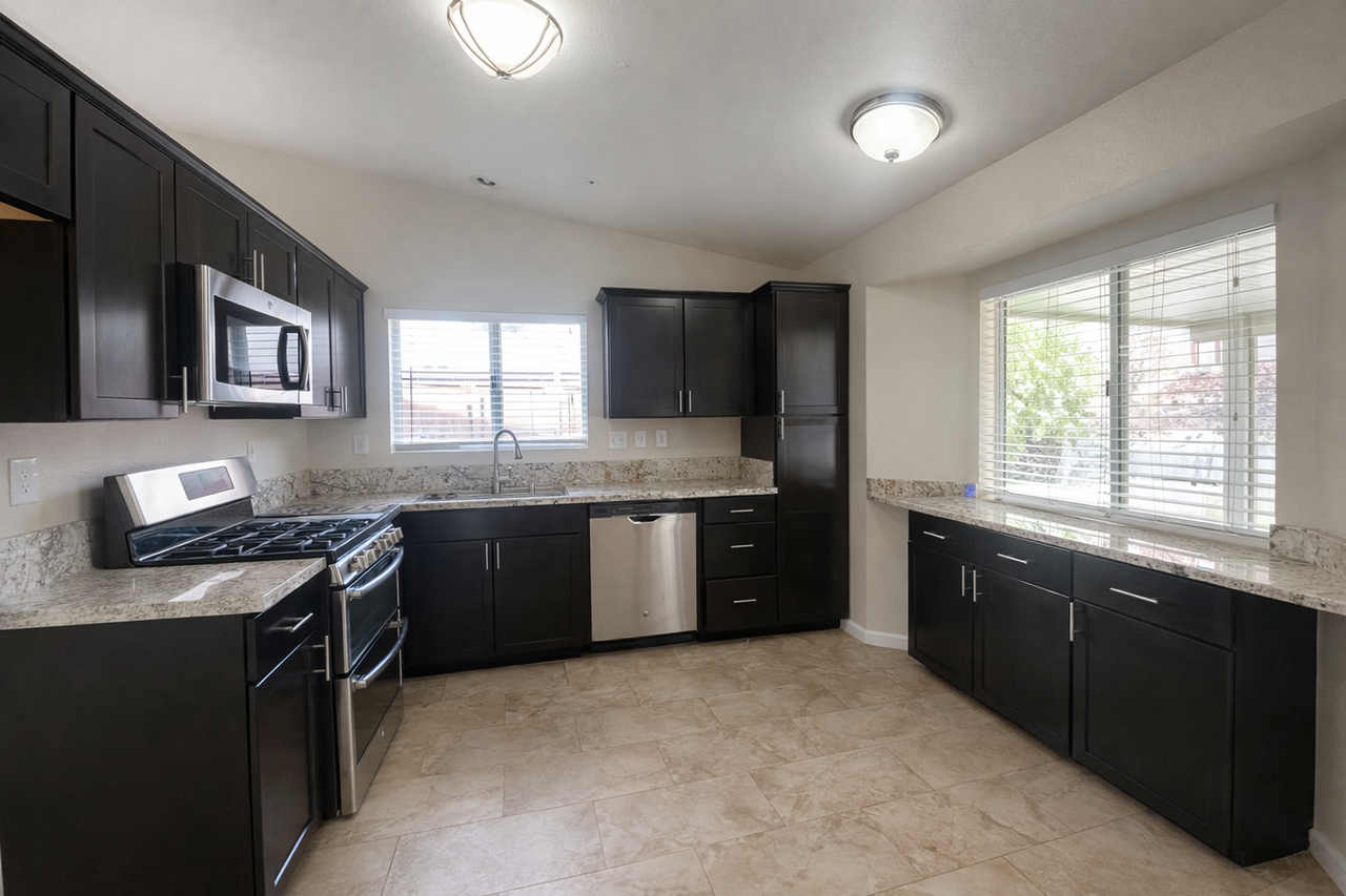 2058 W Fairview Dr - Photo 7 of 17