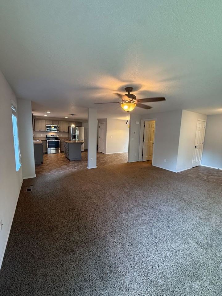 1215 Se 5th St - Photo 2 of 17