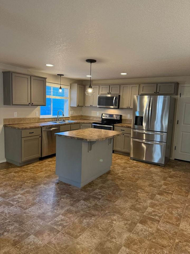 1215 Se 5th St - Photo 3 of 17