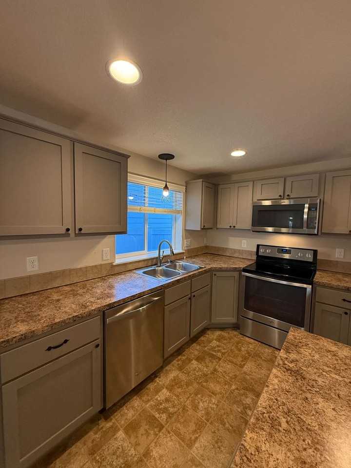 1215 Se 5th St - Photo 5 of 17