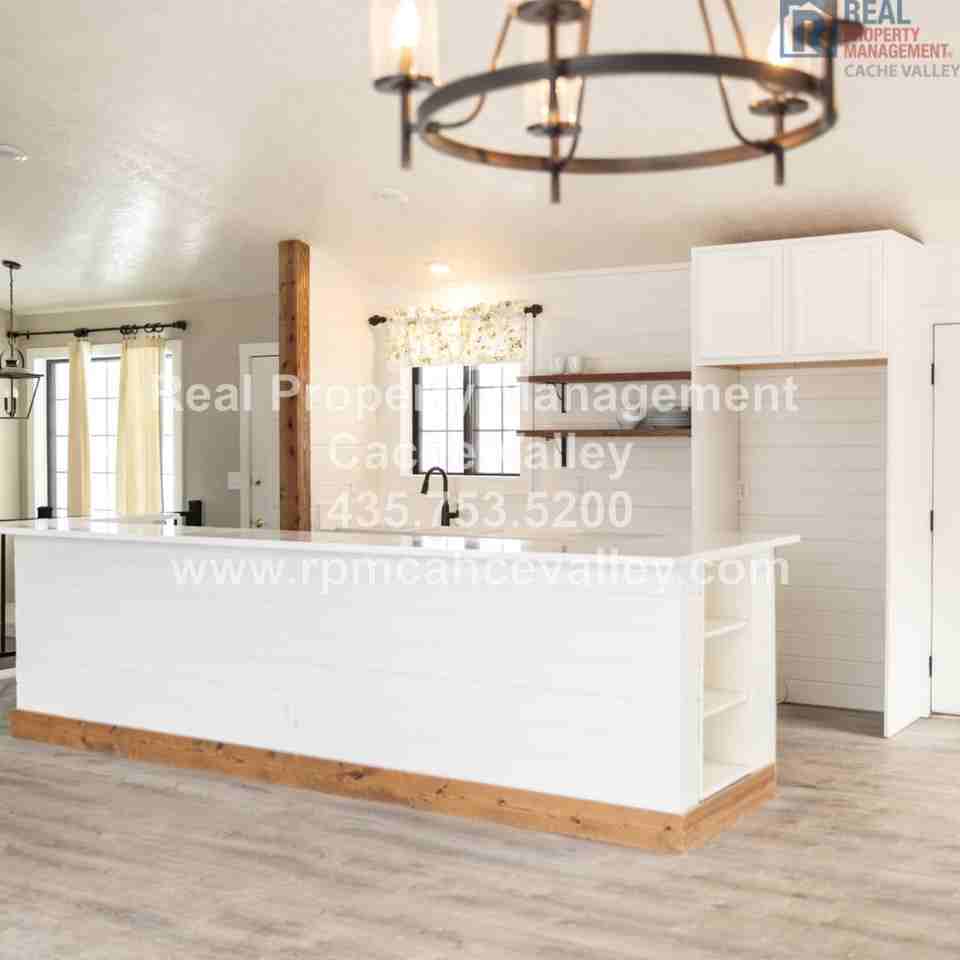 135 Bristol Rd - Photo 2 of 18