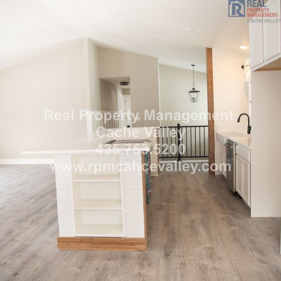 135 Bristol Rd - Photo 3 of 18