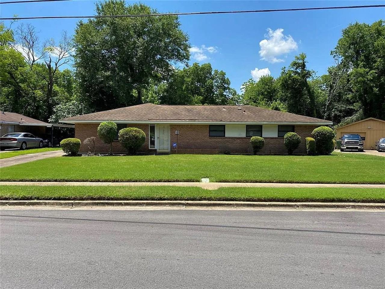 915 Queensbury Dr - Photo 2 of 3