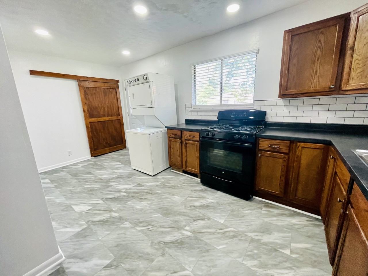 908 S Crutcher Ave #B - Photo 6 of 11