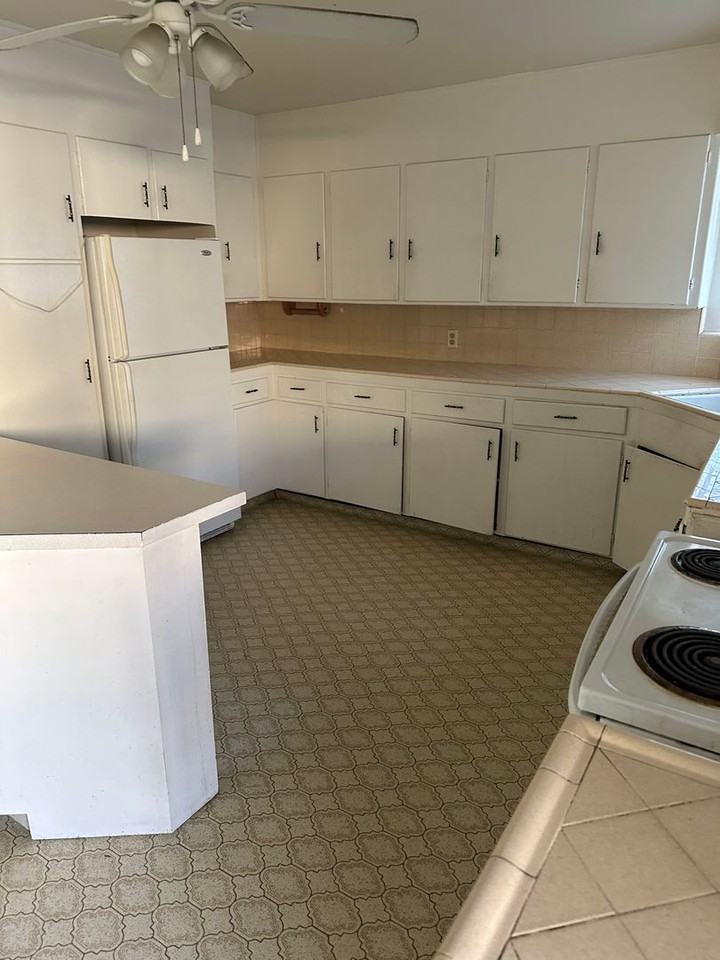 2102 College Ave - Photo 4 of 11