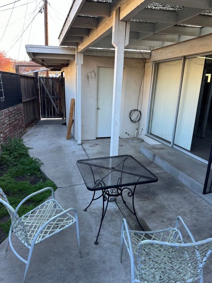 2102 College Ave - Photo 5 of 11