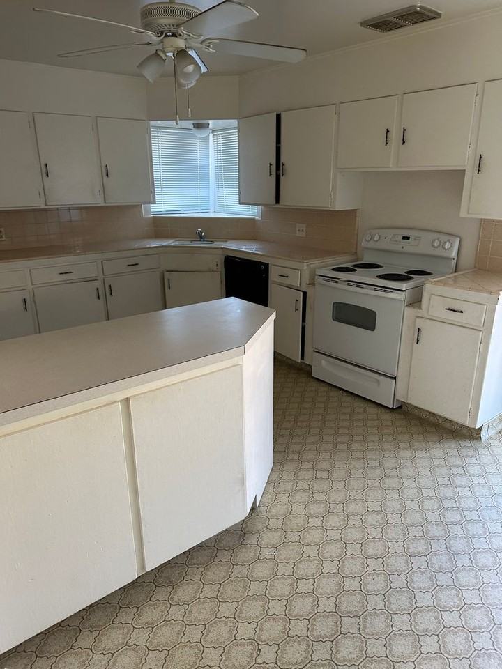 2102 College Ave - Photo 6 of 11