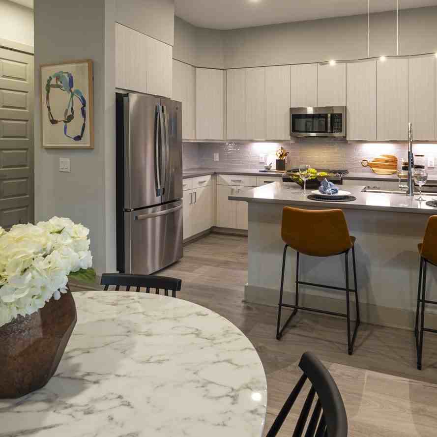 698 W 24th St #DH1 - Photo 3 of 13