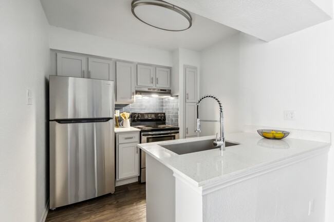 1811 Foxwood Rd #VAS1 - Photo 2 of 13