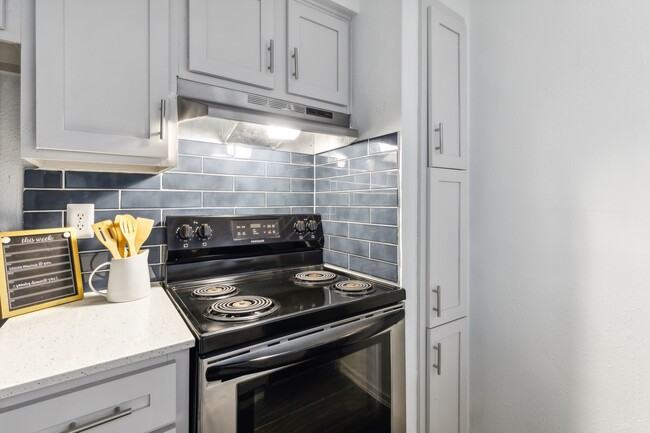 1811 Foxwood Rd #VAS1 - Photo 3 of 13