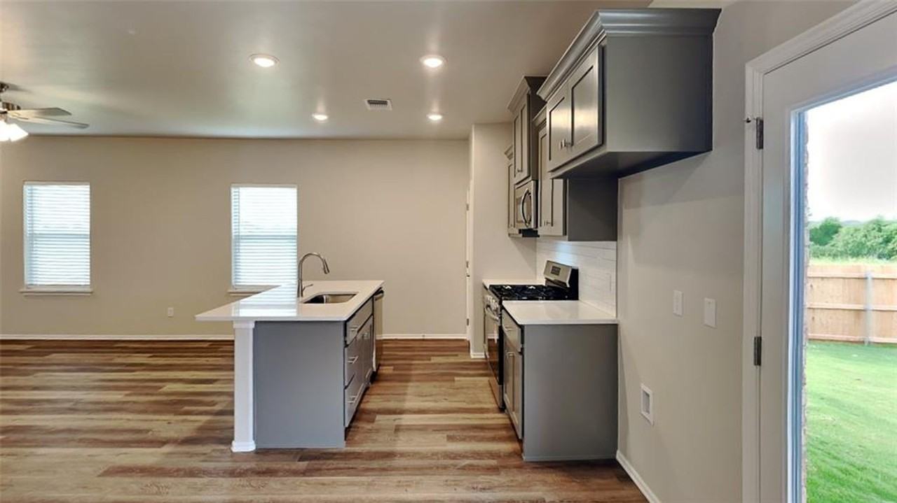 9352 Nw 124th St - Photo 6 of 21