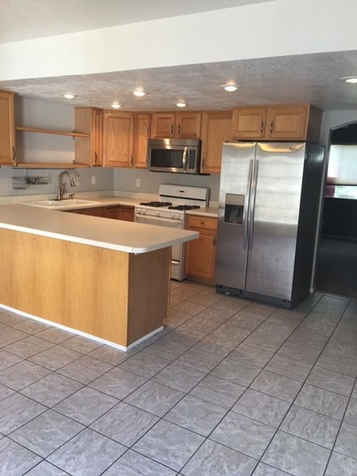 75 Hampton Pl - Photo 2 of 13