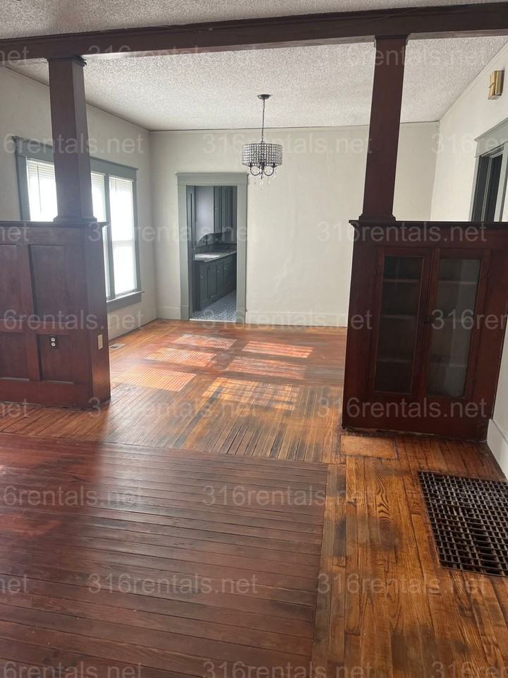 521 E Broadway St - Photo 4 of 12