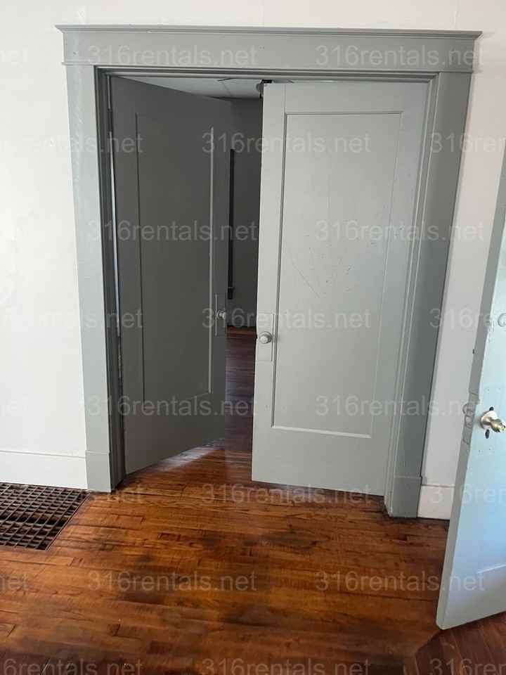 521 E Broadway St - Photo 5 of 12