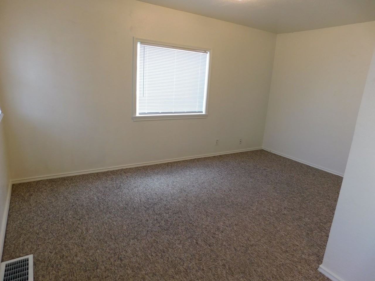 957 Belford Ave - Photo 3 of 8