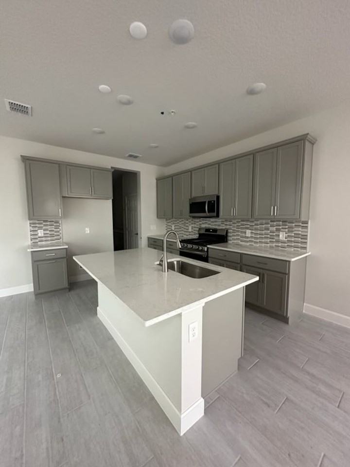 427 Scotsmans Pl - Photo 2 of 7