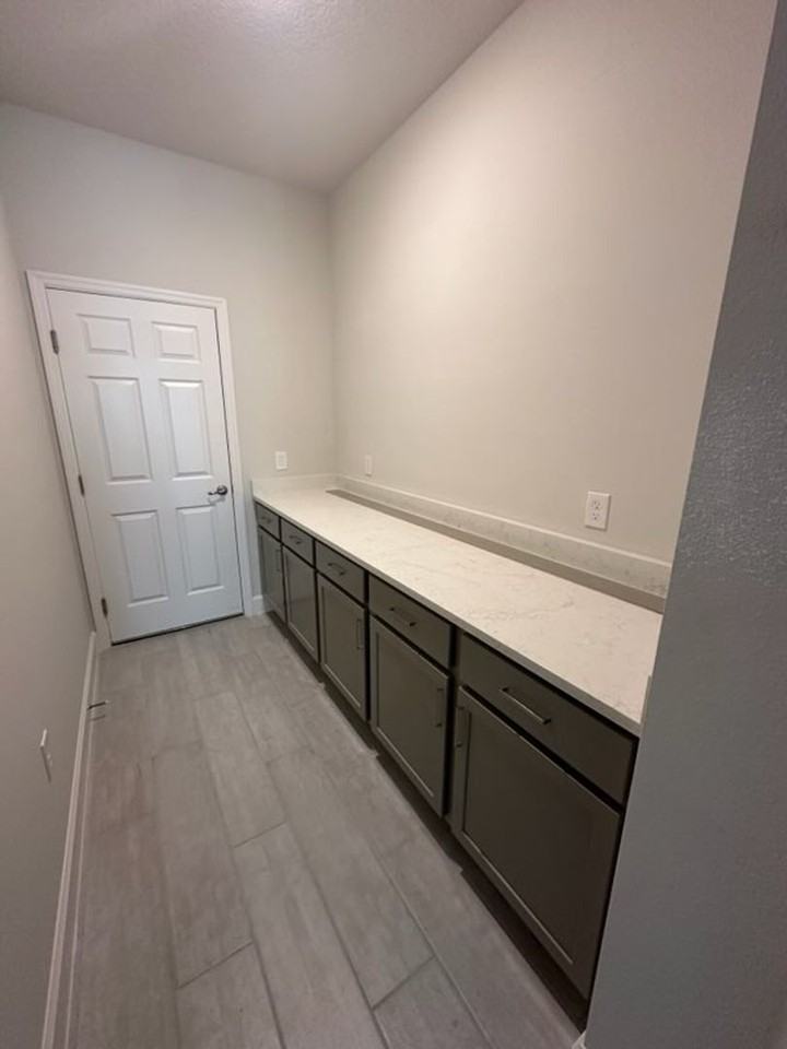 427 Scotsmans Pl - Photo 3 of 7