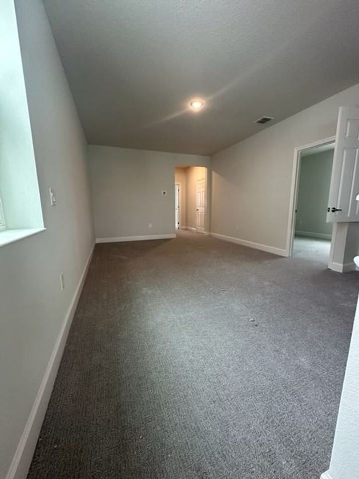 427 Scotsmans Pl - Photo 4 of 7