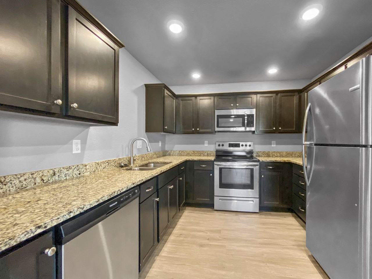 115 Sw Marigold St - Photo 4 of 24