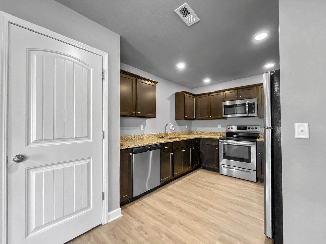 115 Sw Marigold St - Photo 6 of 24