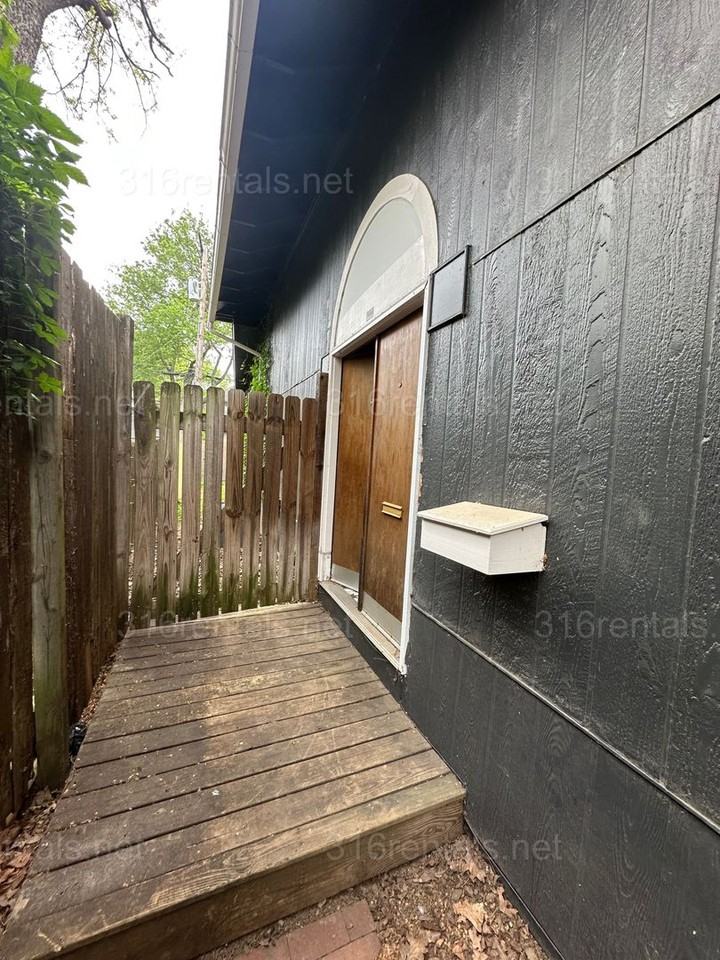 866 N Nims St - Photo 3 of 24