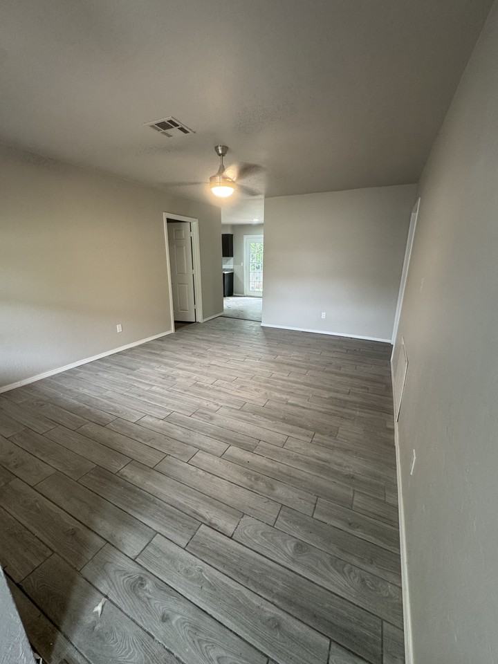 5004 Brookdale St - Photo 3 of 16