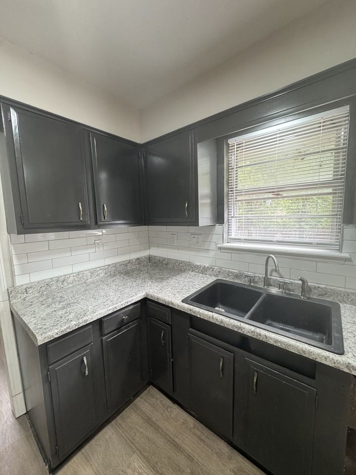 5004 Brookdale St - Photo 4 of 16