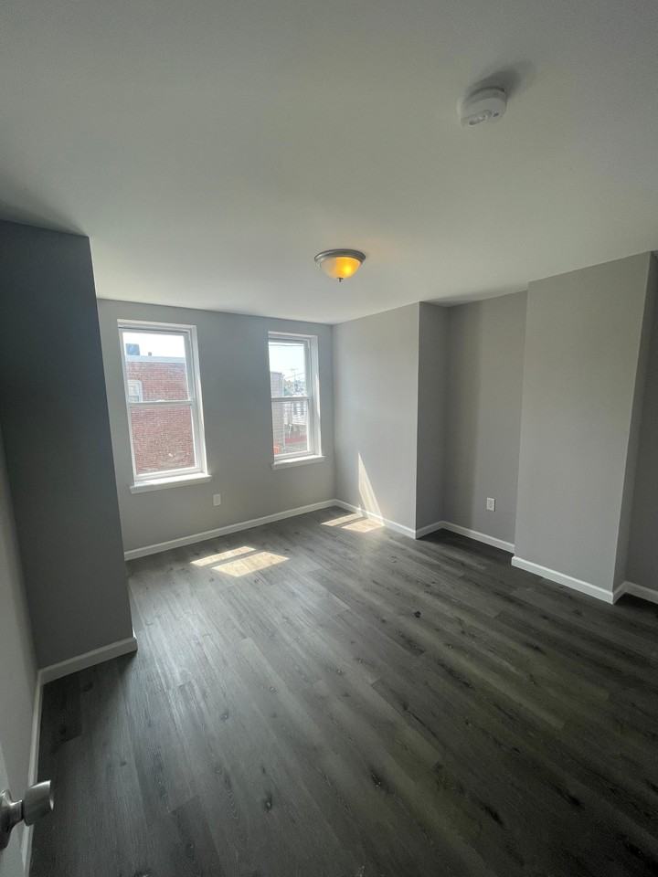 2815 E Madison St - Photo 2 of 13