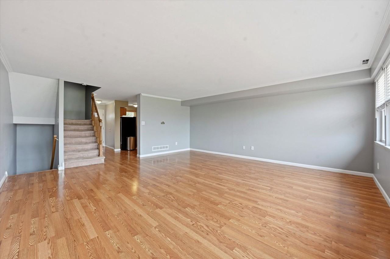 323 Astor Ct - Photo 3 of 29