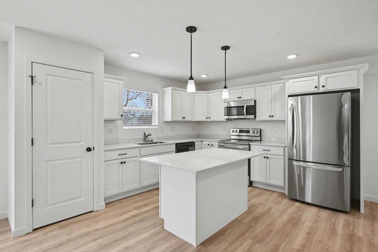 1642 Roosevelt Ct - Photo 2 of 18