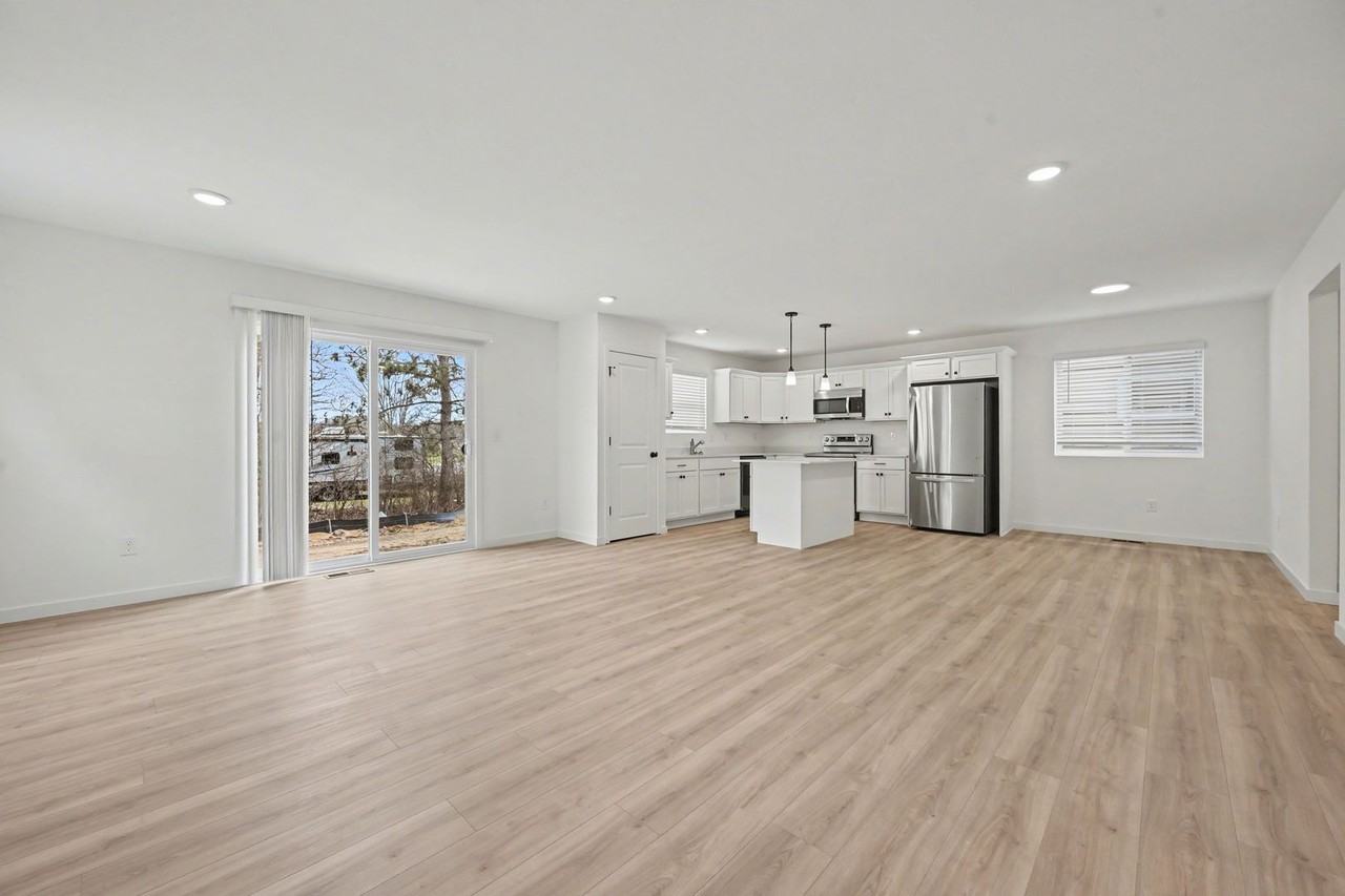 1642 Roosevelt Ct - Photo 3 of 18