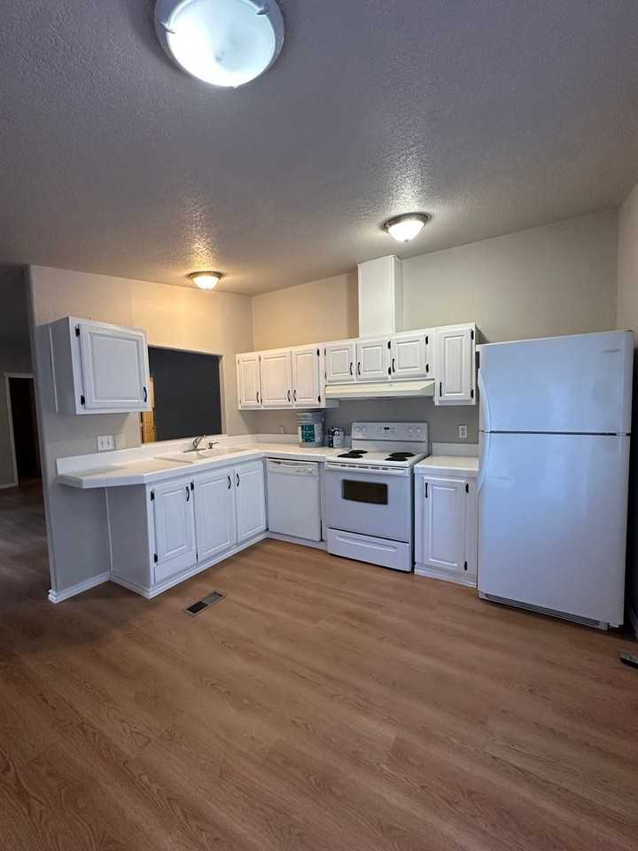 15485 Brooks Ln - Photo 2 of 50