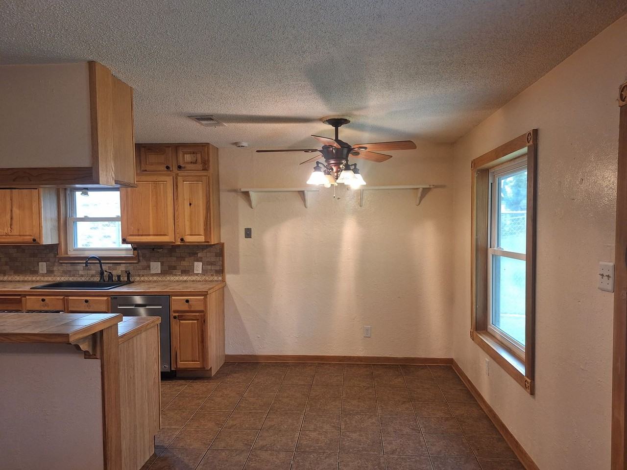 209 Hudson Ave - Photo 3 of 17