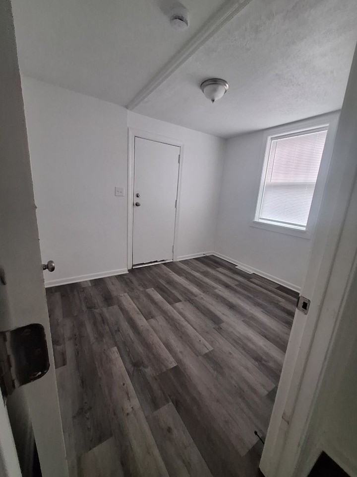 320 W 16th St - Photo 7 of 10