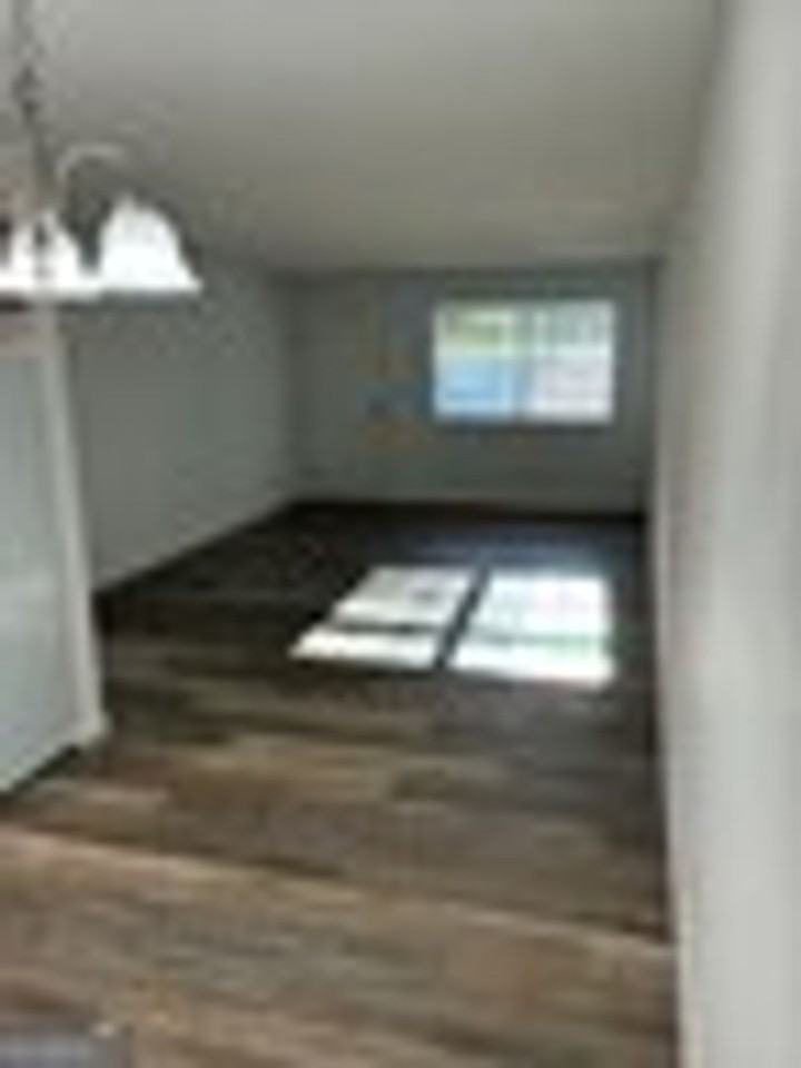 605 Douglas Dr - Photo 4 of 16