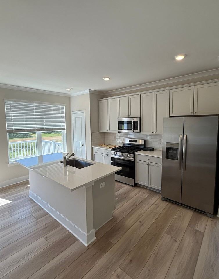 2102 Winterberry Ln - Photo 4 of 20