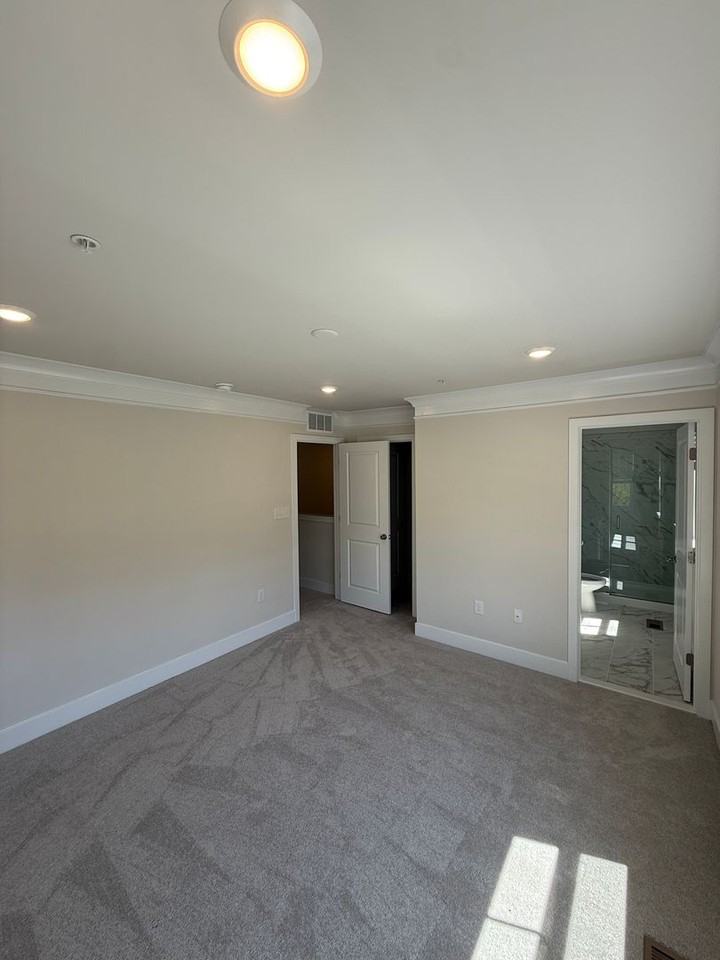 2102 Winterberry Ln - Photo 7 of 20