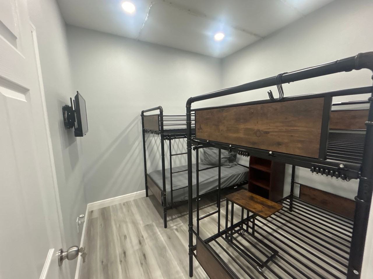 901 Vicenza St - Photo 5 of 8