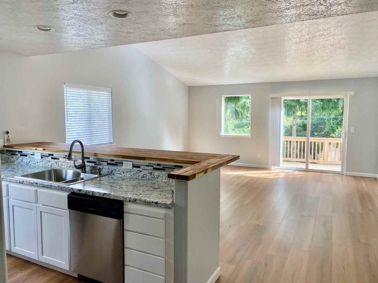 19040 Wallingford Ave - Photo 5 of 23