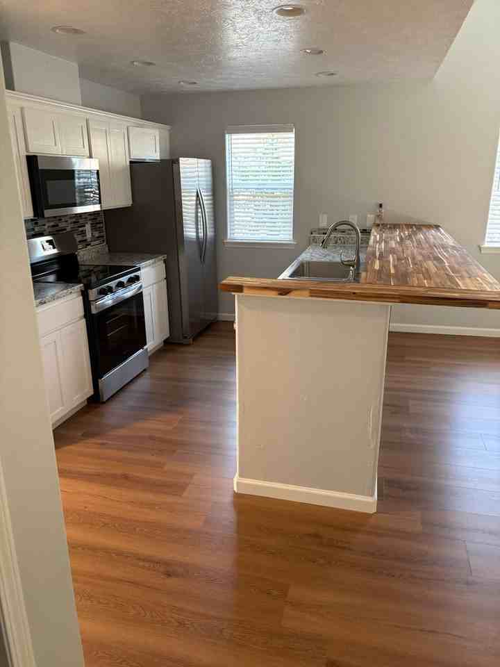 19040 Wallingford Ave - Photo 6 of 23