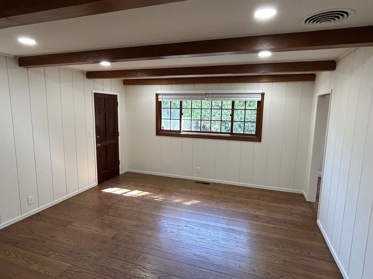 1569 Queensbury Ave - Photo 3 of 9