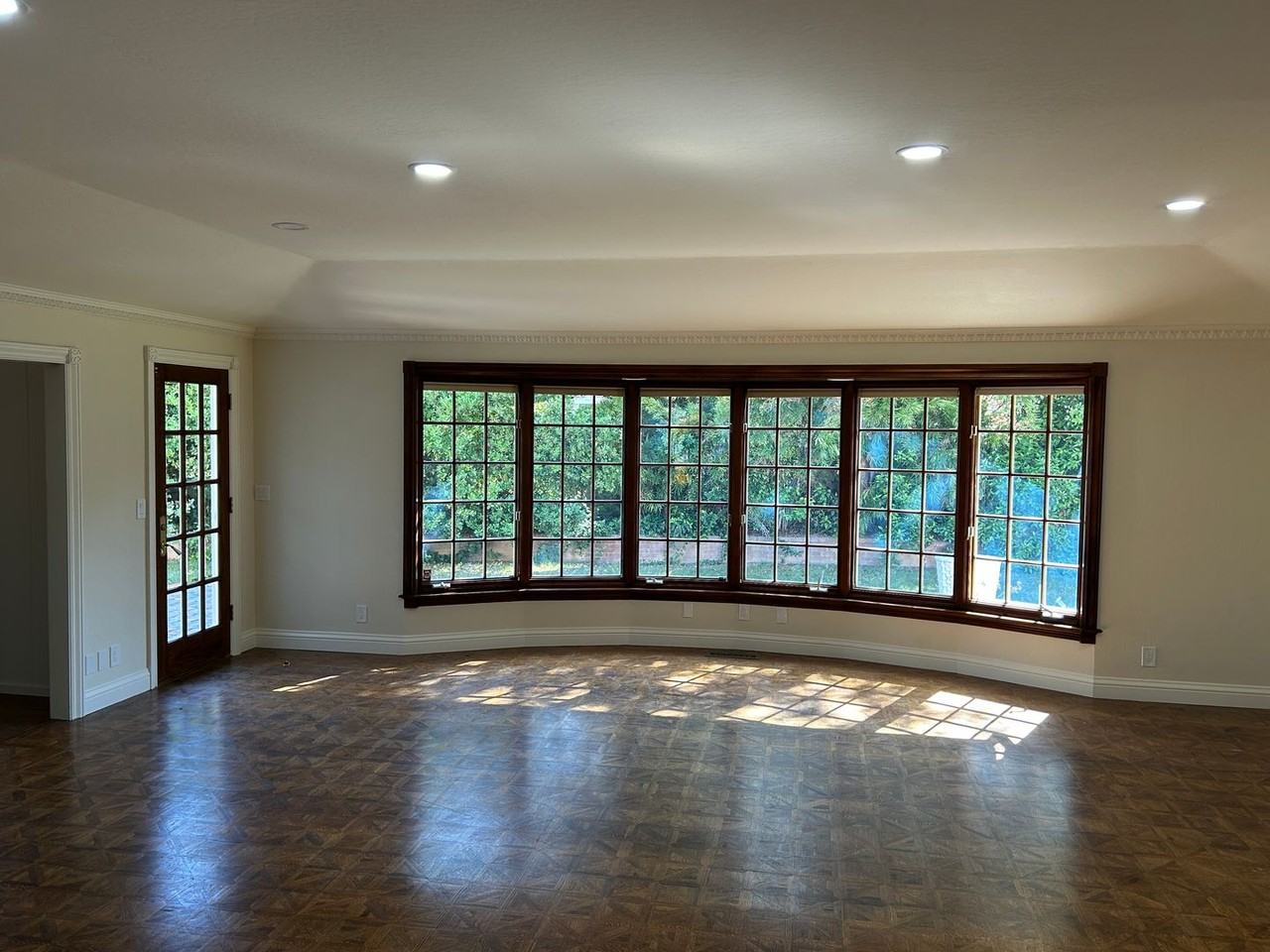 1569 Queensbury Ave - Photo 4 of 9